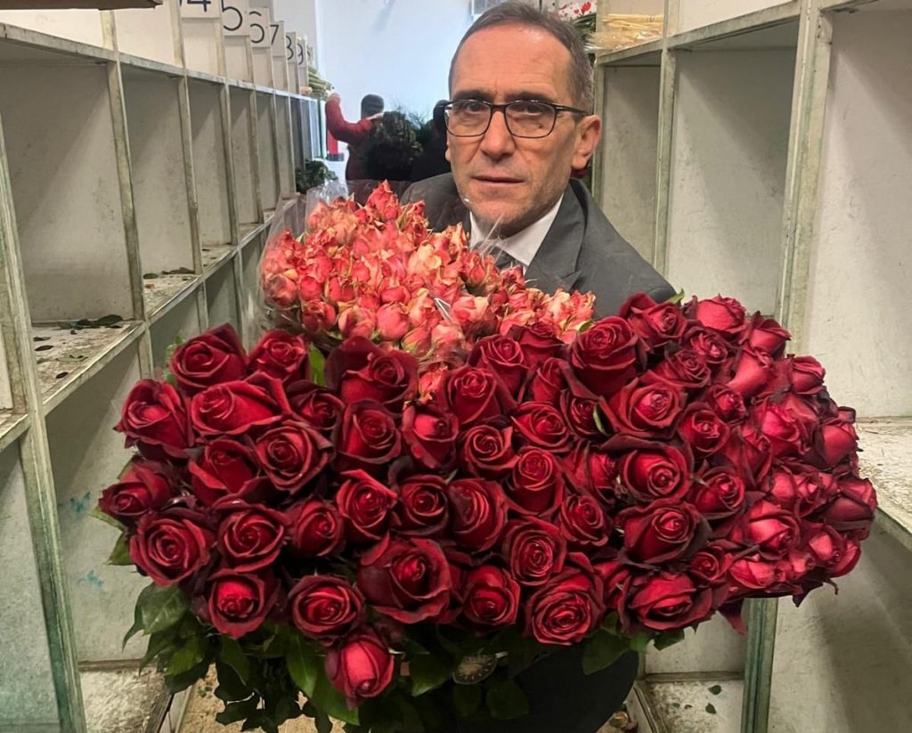 Marketler çiçekçi esnafının ekmeğiyle oynuyor